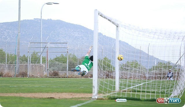 הכדור של אסי גומה נכנס לרשת (עדי מלול)